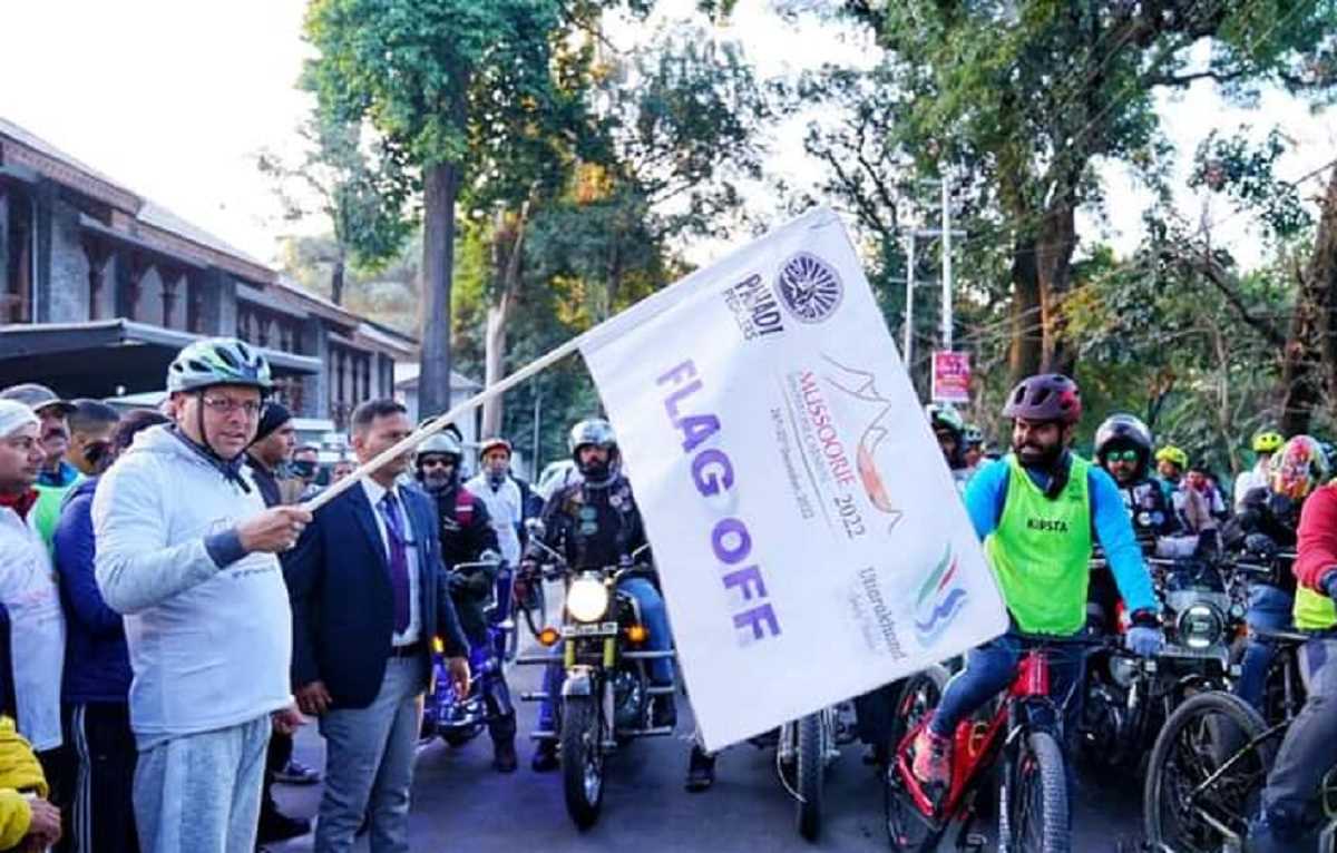 पर्यटकों को आकर्षित करने हेतु धामी ने साइकिल रैली को दिखाई हरी झंडी
