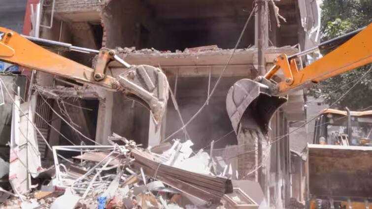 रतलाम में मंदिर में फेंका गोवंश का कटा सिर, आरोपियों के घरों पर चला बुलडोजर