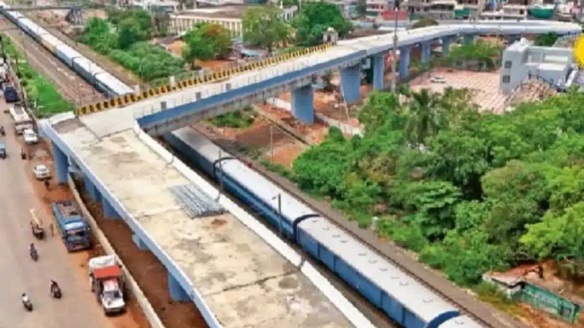 भोपाल : 90 डिग्री टर्न वाला ओवर ब्रिज उद्घाटन से पहले ही विवादों में घिरा, कांग्रेस ने पुल की डिजाइनिंग पर उठाए सवाल भोपाल : 90 डिग्री टर्न वाला ओवर ब्रिज उद्घाटन से पहले ही विवादों में घिरा, कांग्रेस ने पुल की डिजाइनिंग पर उठाए सवाल