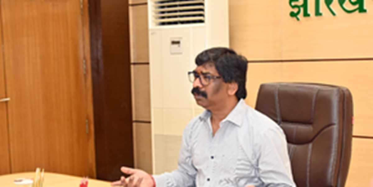 झारखंड में नई सरकार के लिए लालू-राबड़ी मॉडल दोहराने की तैयारी, सीएम हाउस में महागठबंधन विधायकों की बड़ी बैठक झारखंड में नई सरकार के लिए लालू-राबड़ी मॉडल दोहराने की तैयारी, सीएम हाउस में महागठबंधन विधायकों की बड़ी बैठक