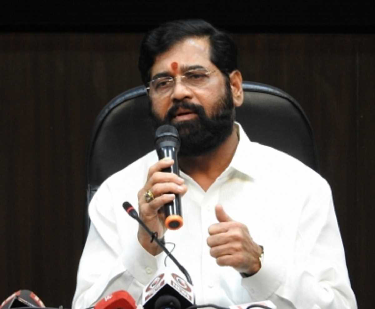 उद्धव ठाकरे को एक और बड़ा झटका: सांसद गजानन कीर्तिकर ने थामा शिंदे गुट का हाथ