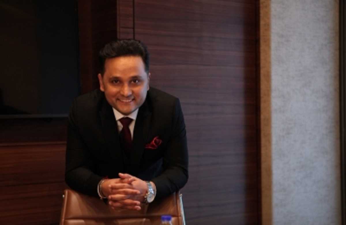 बेस्ट-सेलिंग किताब के लेखक अमीश त्रिपाठी ने की सगाई की घोषणा