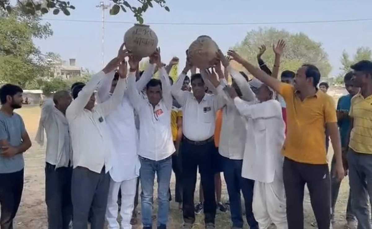 ईआरसीपी मुद्दे पर कांग्रेस कार्यकर्ताओं ने खाली मटके लेकर किया प्रदर्शन