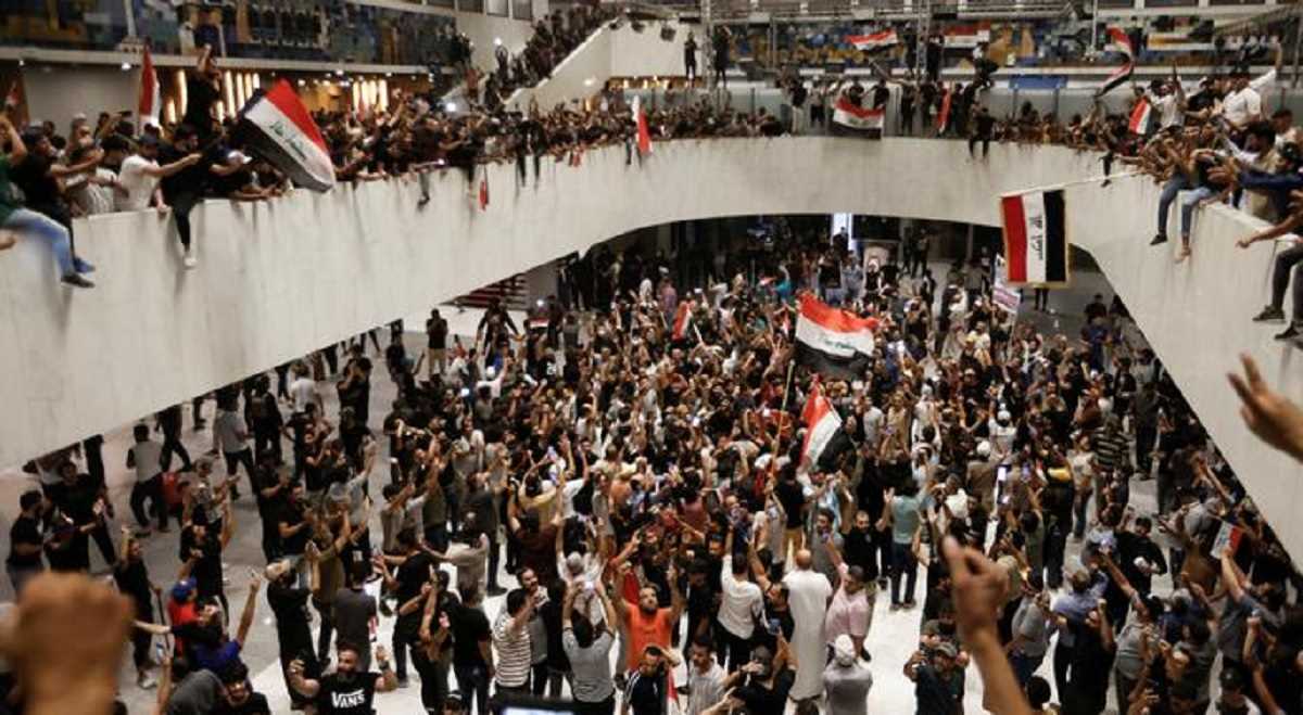 इराक: सद्र समर्थकों ने संसद भवन पर धावा बोला