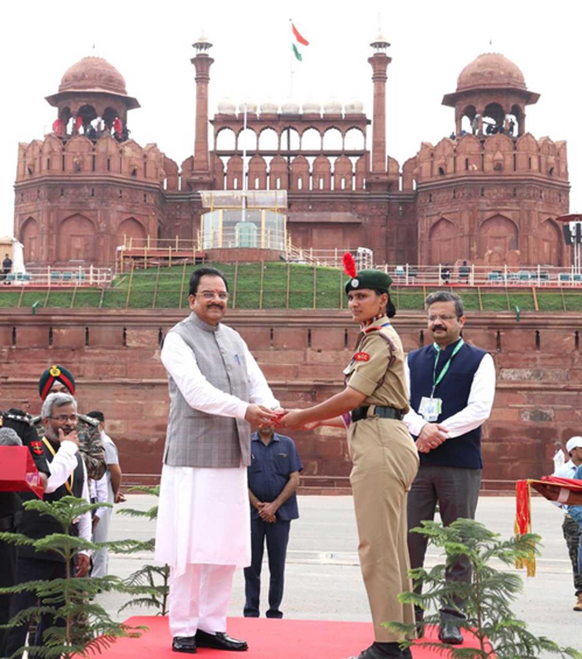 रक्षा राज्य मंत्री ने स्वतंत्रता दिवस की तैयारियों का निरीक्षण किया