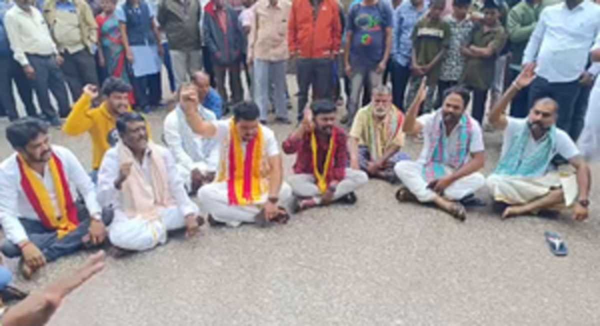 बेंगलुरु में धोती पहने किसान को मॉल में एंट्री नहीं देने के मामले में कार्रवाई की मांग बेंगलुरु में धोती पहने किसान को मॉल में एंट्री नहीं देने के मामले में कार्रवाई की मांग