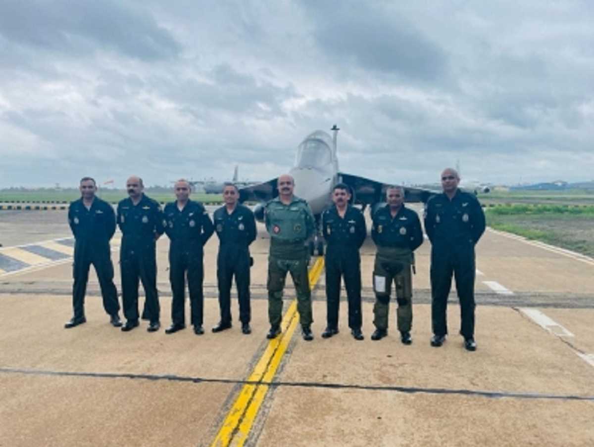 वायु सेना प्रमुख वीआर चौधरी ने बैंगलोर में स्वदेशी एयरक्रा़फ्ट का निरीक्षण किया