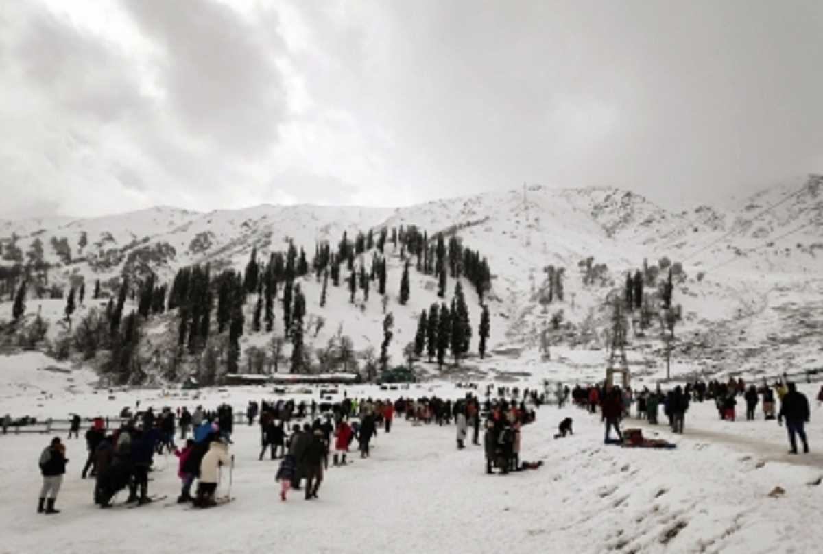 लद्दाख में शीत लहर जारी, घटते तापमान से कश्मीर घाटी परेशान