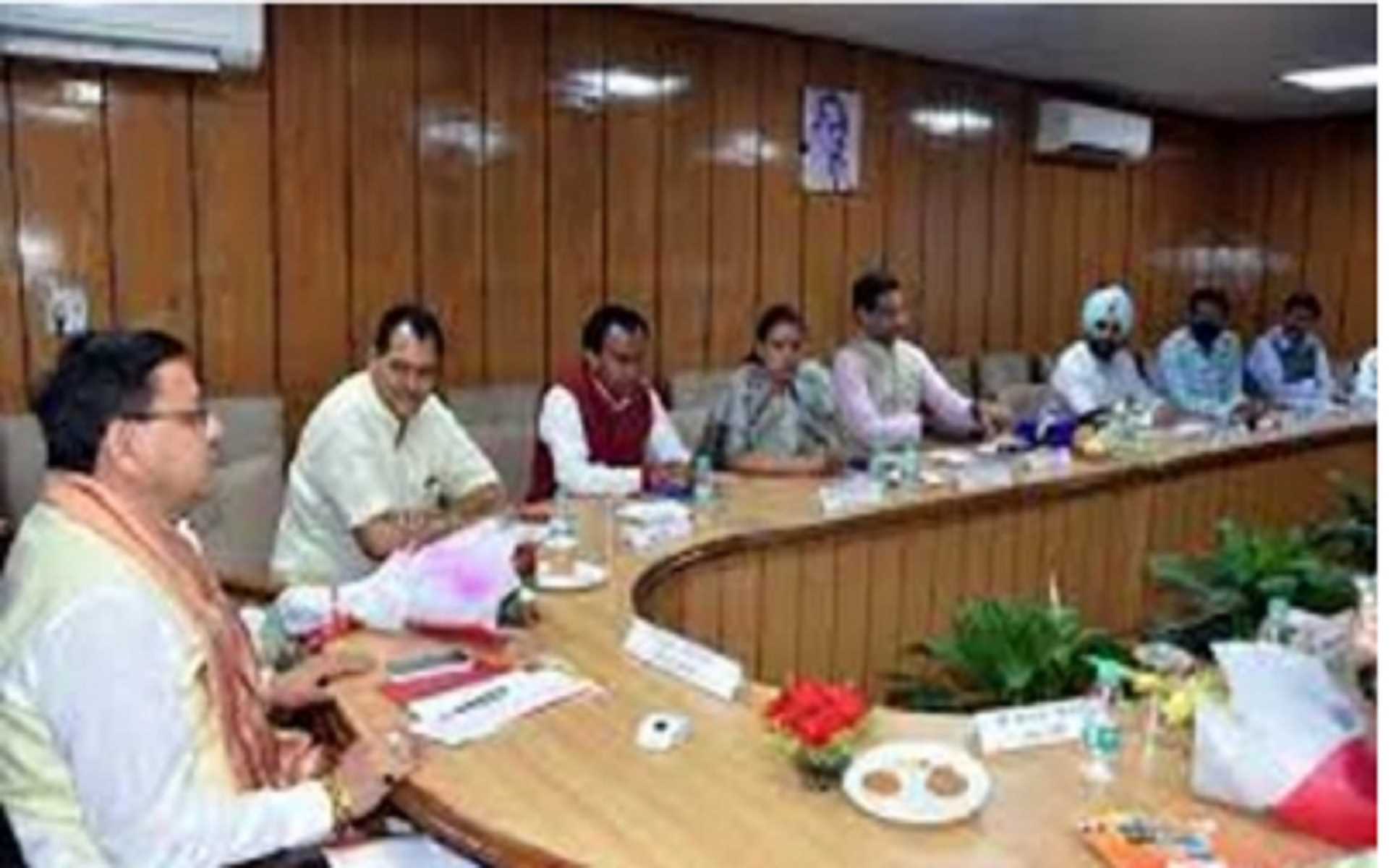 जोशीमठ में नई दरारें आने के बाद उत्तराखंड सीएम ने बुलाई आपात बैठक जोशीमठ में नई दरारें आने के बाद उत्तराखंड सीएम ने बुलाई आपात बैठक