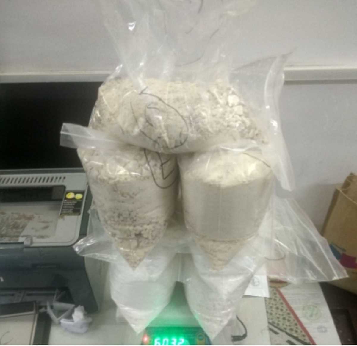 मुंबई एयरपोर्ट पर 32 करोड़ रुपये से ज्यादा की कोकीन व हेरोइन जब्त