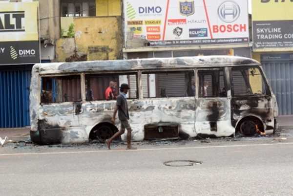 श्रीलंका : सेना ने हिंसा फैलाने वालों के खिलाफ फायरिंग के दिए आदेश