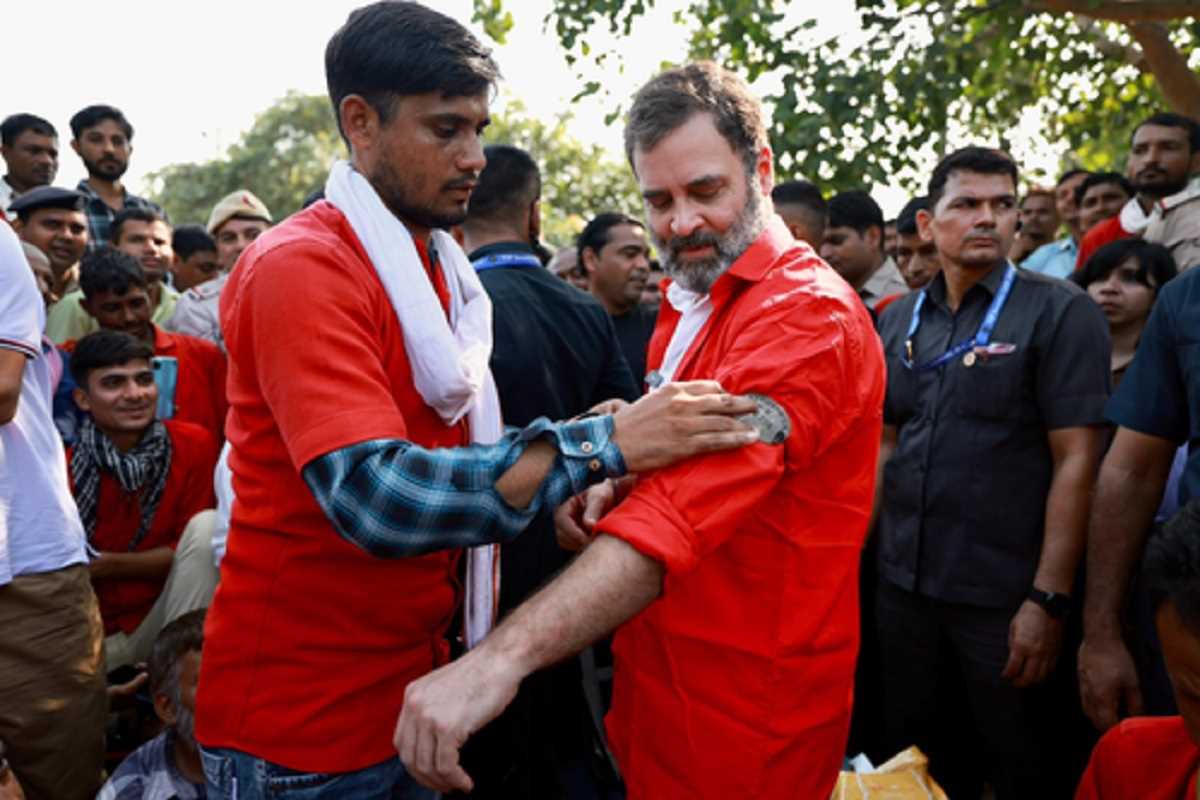 कुलियों के लिए रेट बढ़ाने पर राहुल गांधी ने रेलवे को दिया धन्यवाद कुलियों के लिए रेट बढ़ाने पर राहुल गांधी ने रेलवे को दिया धन्यवाद