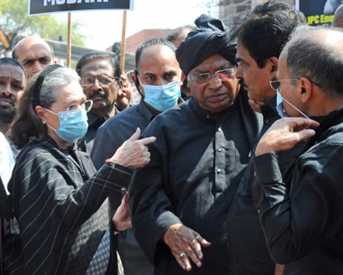 अदाणी मामले की जांच से डरी सरकार, राहुल के सवालों का जवाब नहीं : खड़गे