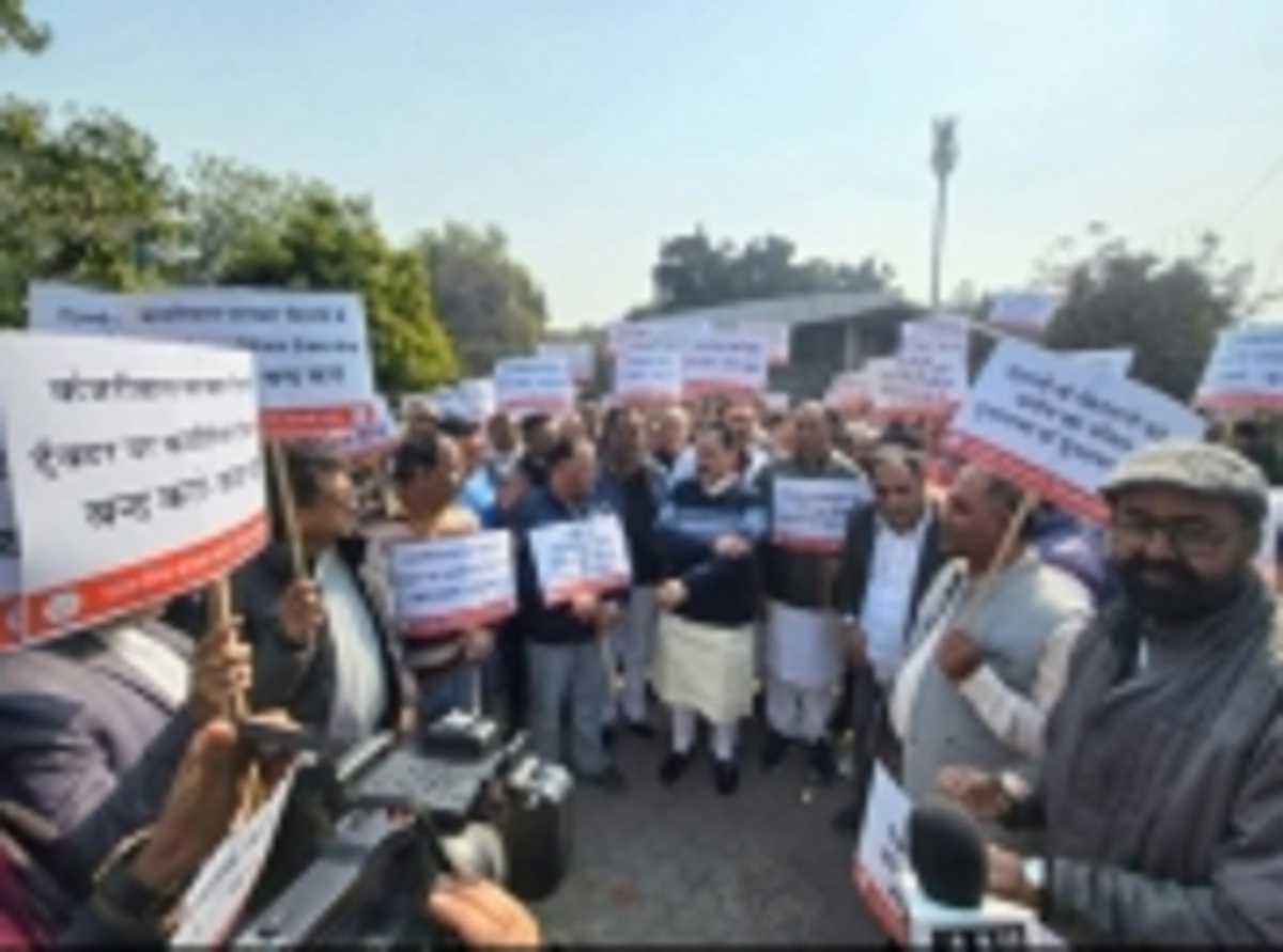 दिल्ली भाजपा ने उठाया नांगली गांव में किसानों के मुआवजे का मुद्दा, दिल्ली विधानसभा के बाहर किया प्रदर्शन दिल्ली भाजपा ने उठाया नांगली गांव में किसानों के मुआवजे का मुद्दा, दिल्ली विधानसभा के बाहर किया प्रदर्शन