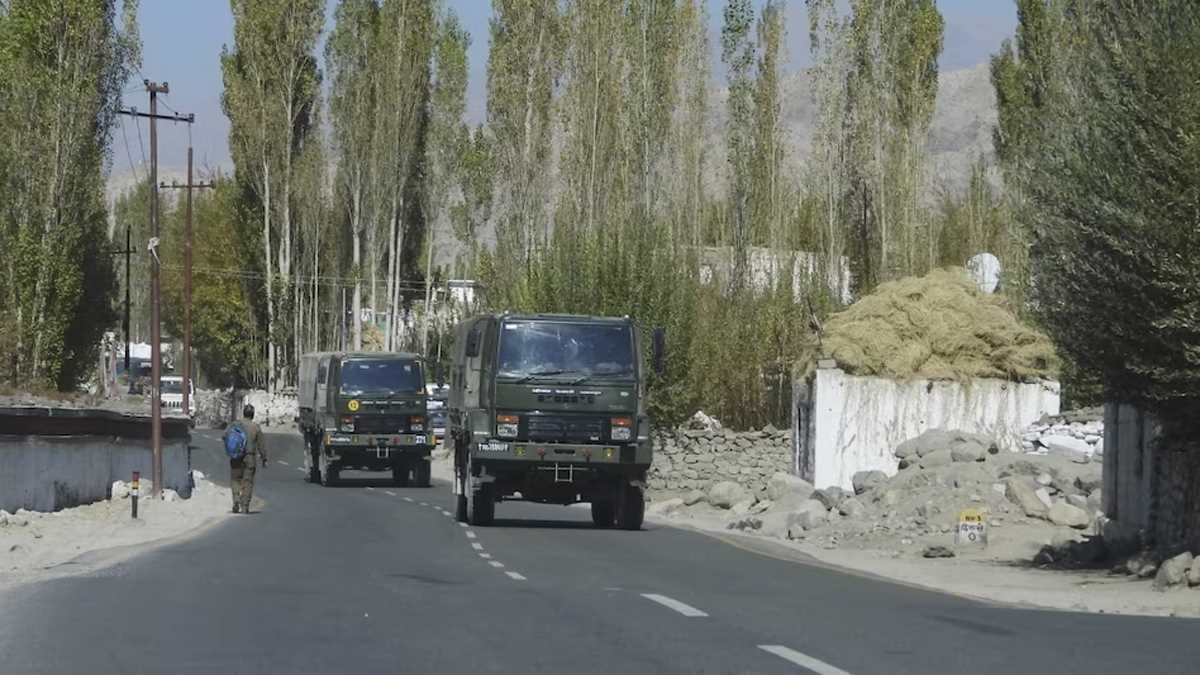 लद्दाख में आर्मी का वाहन खाई में गिरा, 9 जवानों की मौत