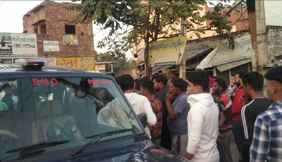 UP: विमला टाकीज समीप एक नवयुवक कों लगी गोली,दो संदिग्धो कों भीड़ नें पकड़ा UP: विमला टाकीज समीप एक नवयुवक कों लगी गोली,दो संदिग्धो कों भीड़ नें पकड़ा