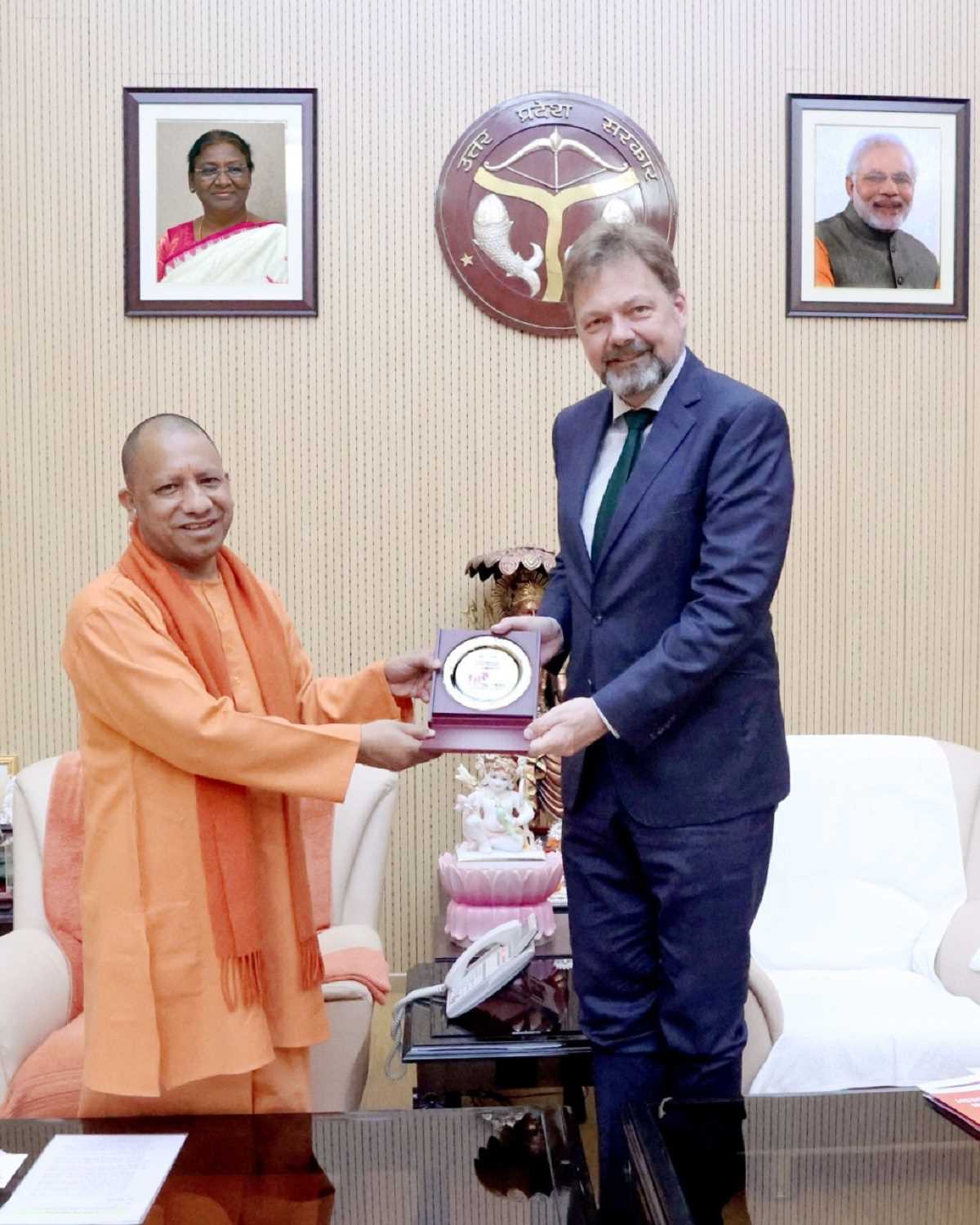 सीएम योगी ने जर्मनी के राजदूत फिलिप एकरमैन से की मुलाकात, कहा 500 वर्ष पुराना हमारा पारस्परिक आर्थिक संबंध