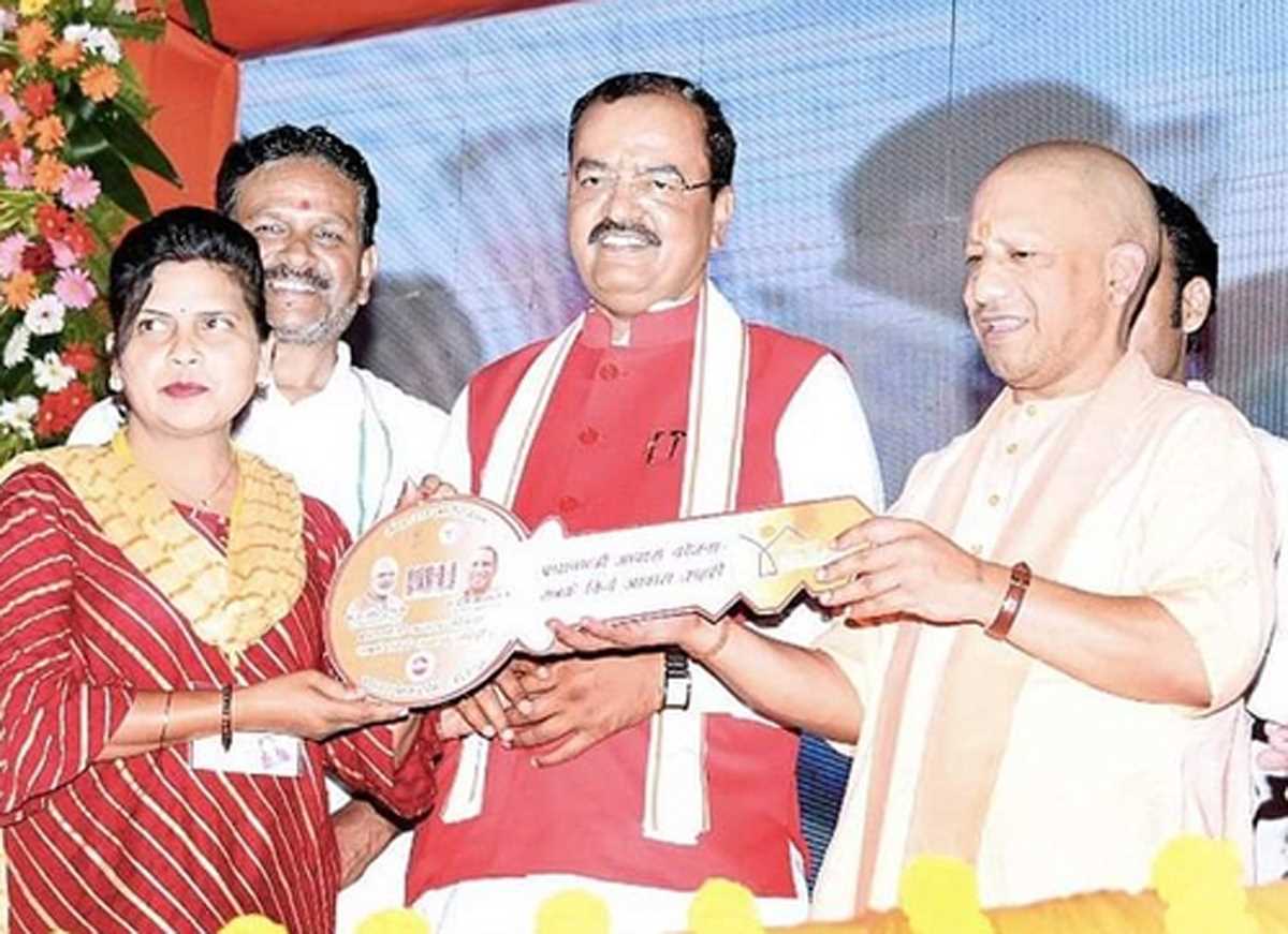 माफिया से मुक्त जमीन पर अपना आशियाना पाकर खुश नजर आए लाभार्थी