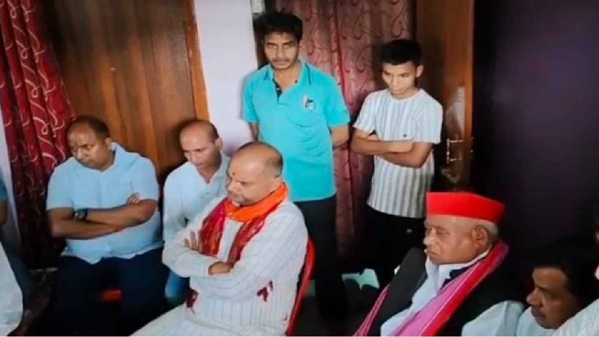 शहीद शशांक के परिजनों से मिले सांसद अवधेश प्रसाद, सरकार से एक करोड़ की सहायता देने की अपील