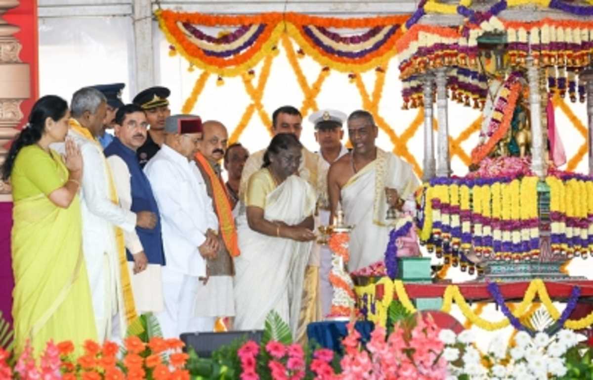 कर्नाटक के मैसूर पहुंचीं द्रौपदी मुर्मू, दशहरा महोत्सव का किया शुभारंभ