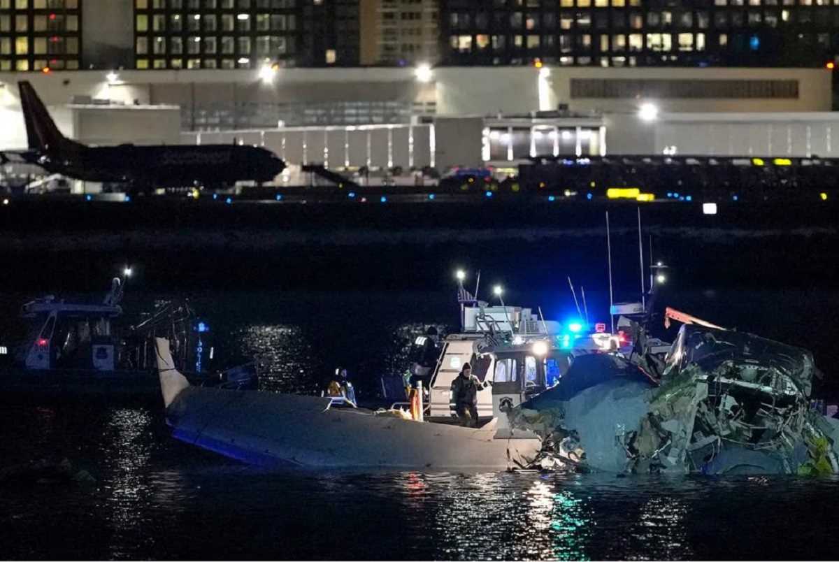 अमेरिका में विमान हादसा : 18 शव बरामद, एयरलाइंस ने विमान में 60 यात्रियों के सवार होने का किया दावा