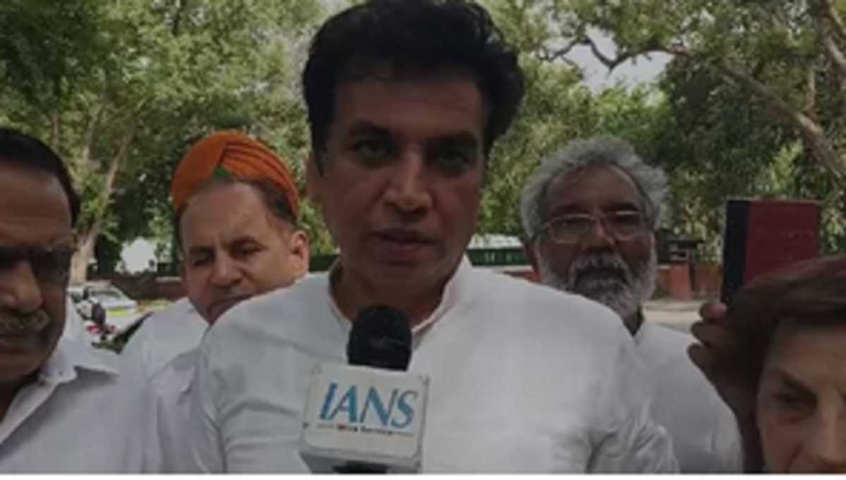 दिल्ली कांग्रेस अध्यक्ष देवेंद्र यादव ने कहा, सभी निर्वाचित सांसदों को देंगे संविधान की पुस्तक