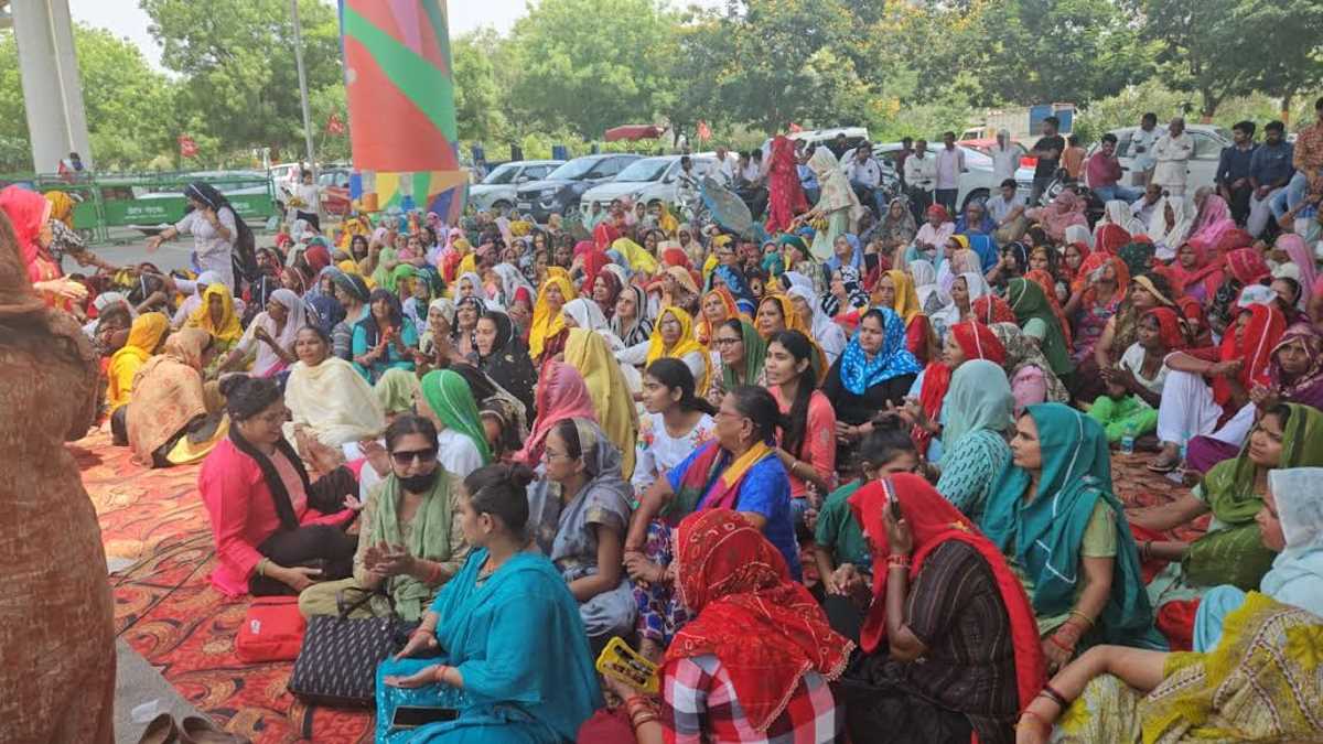 ग्रेटर नोएडा प्राधिकरण पर चल रहे धरने की कमान महिलाओं ने संभाली