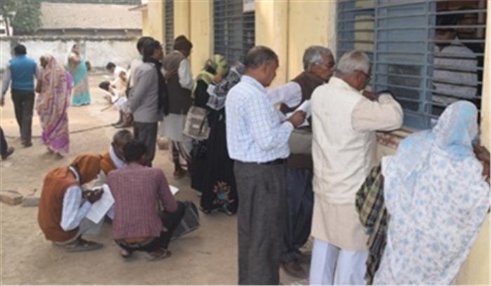 दौड़-भाग कर बनवाया आधार, पेंशन नहीं