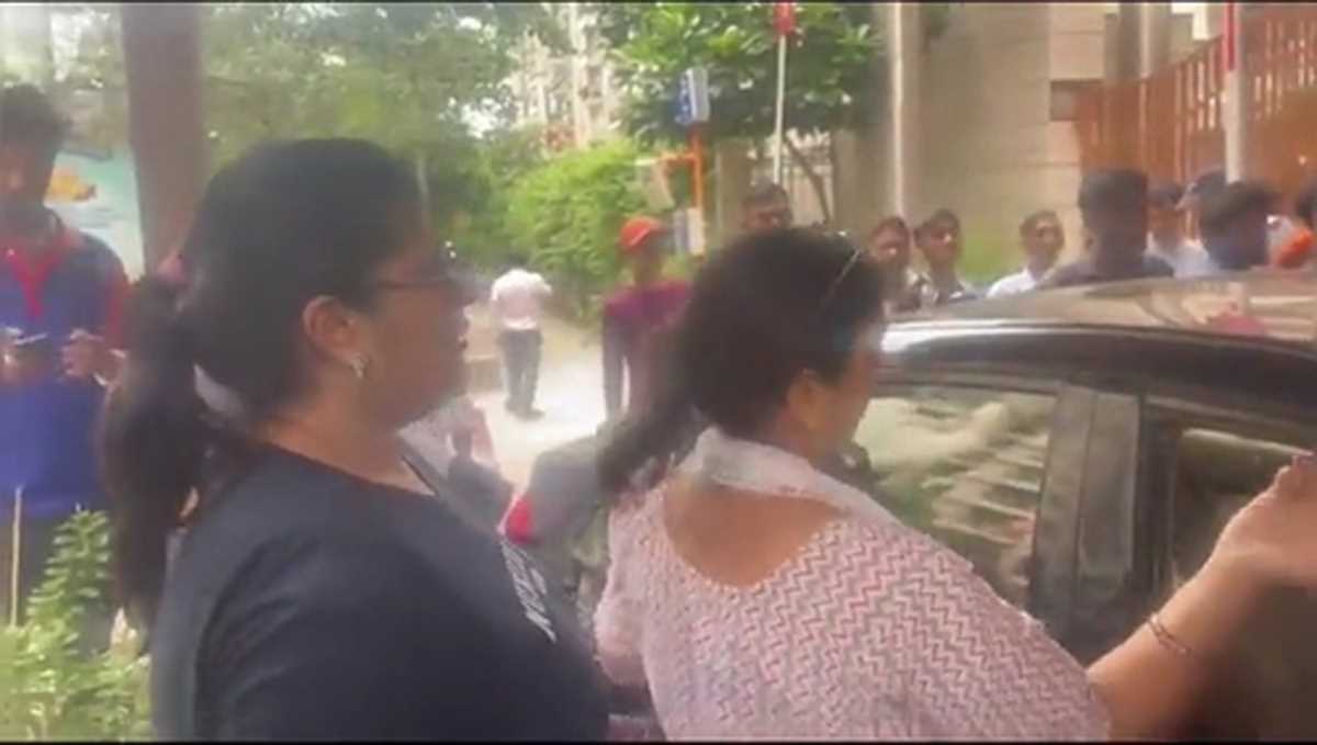 महिला ने तीन लोगों पर चढ़ाई कार, फिर बेटी के साथ किया बवाल, वीडियो वायरल