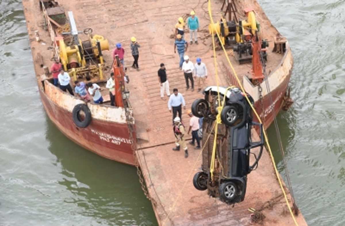 गोवा में एसयूवी नदी में गिरी, 4 की मौत