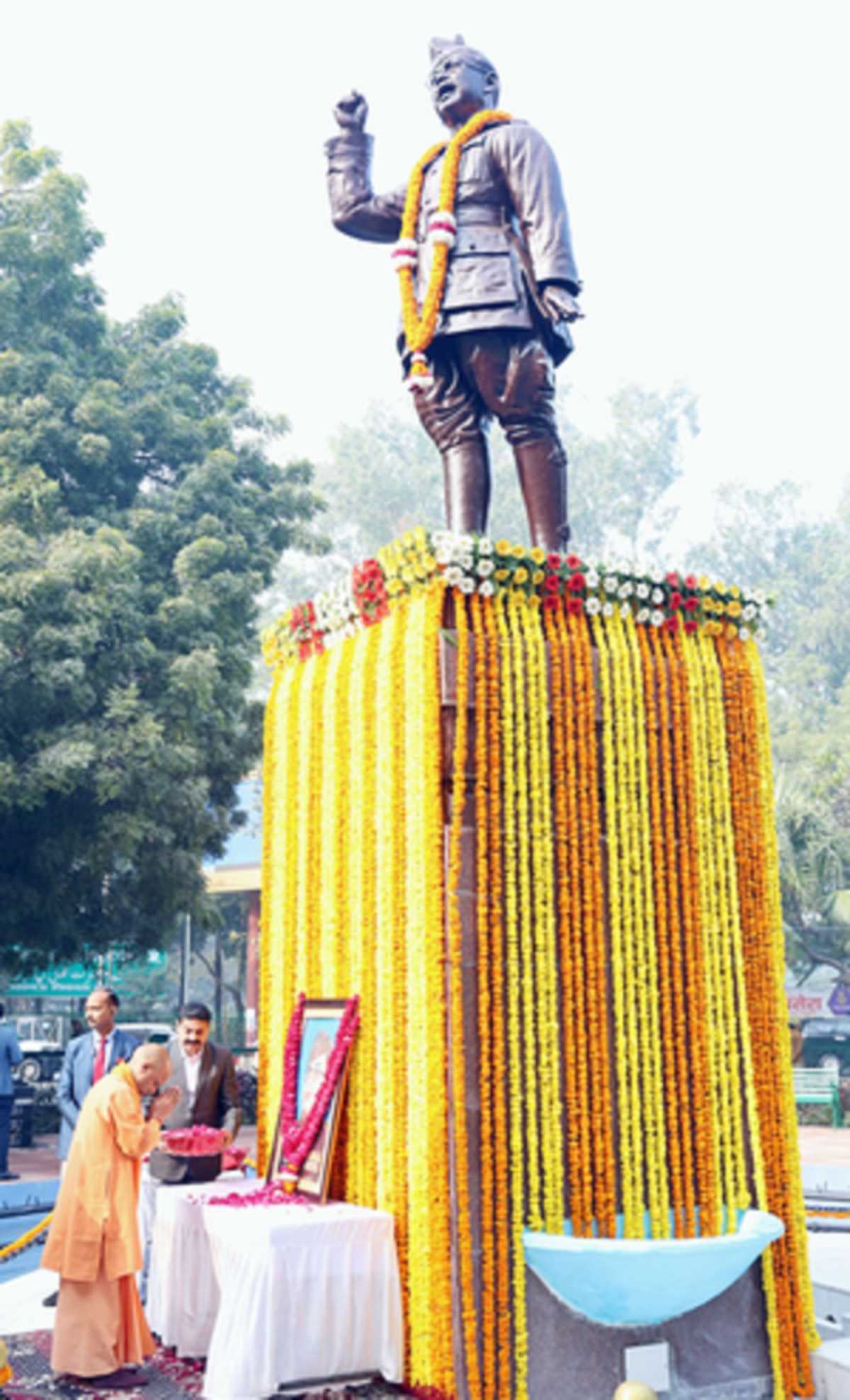 नेताजी का जीवन साहस, निष्ठा और निस्वार्थ सेवा की मिसाल : सीएम योगी