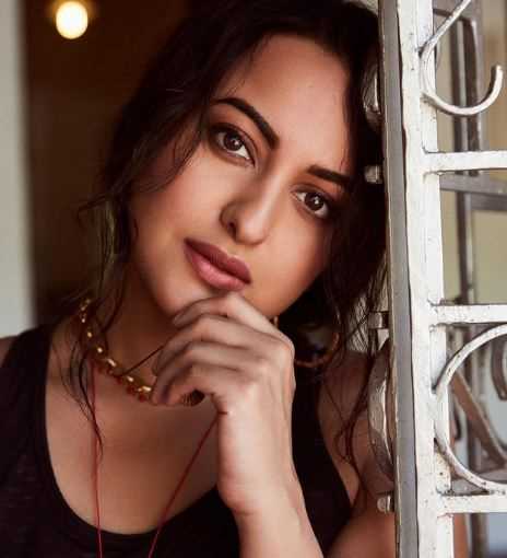 ऑल-इन व्हाइट ड्रेस में चमक रही हैं सोनाक्षी सिन्हा