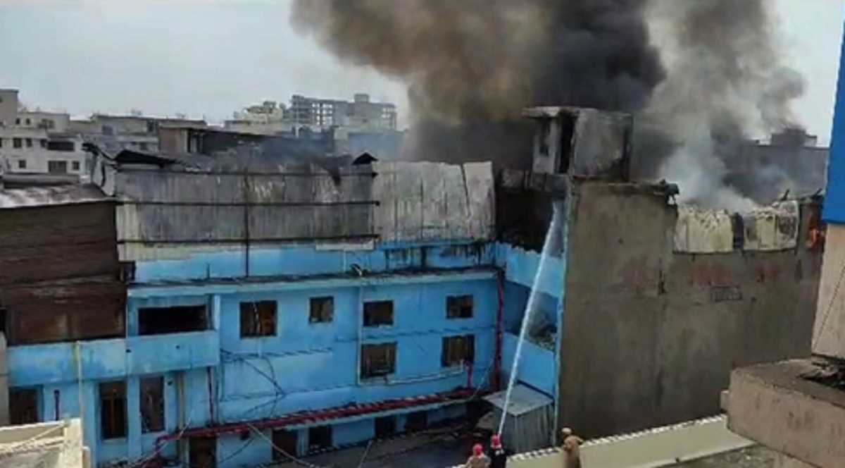 दिल्ली के उद्योग नगर में जूता फैक्ट्री में लगी भीषण आग