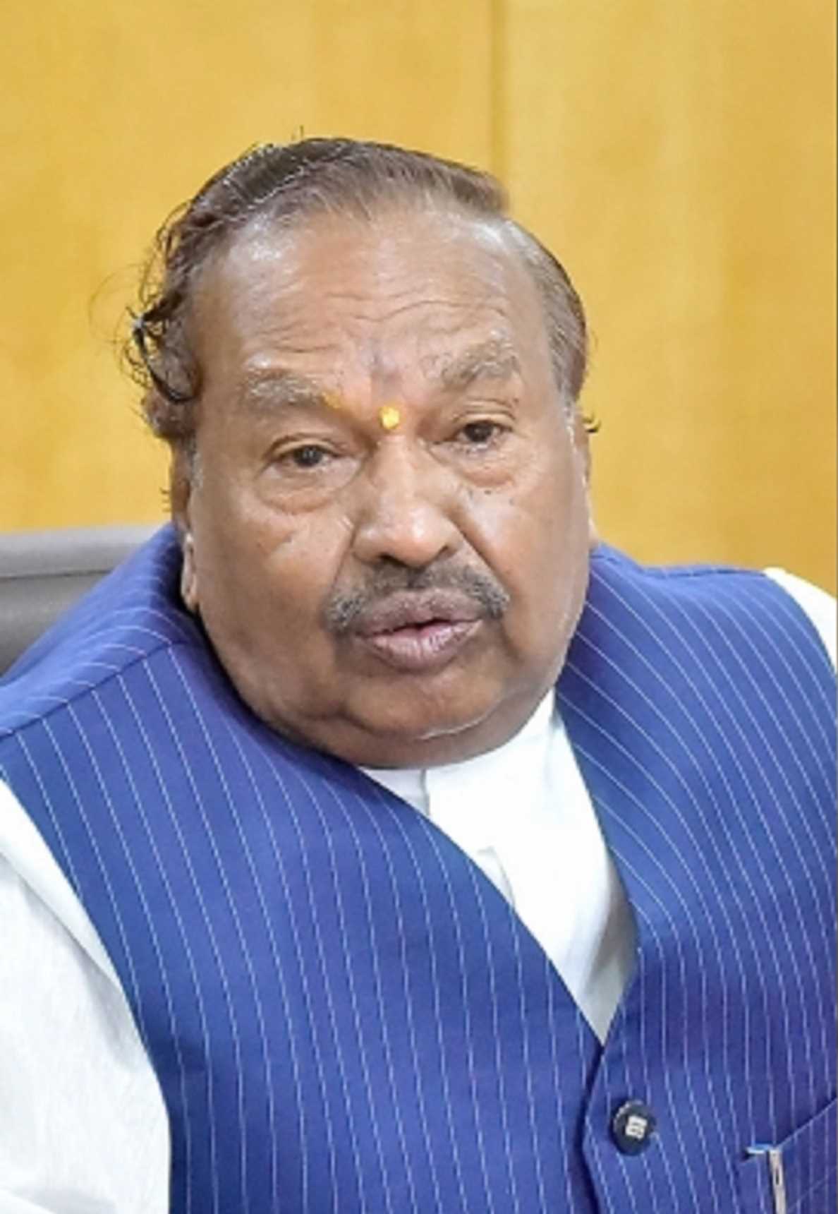 ईश्वरप्पा ने कांग्रेस का मैनिफेस्टो जलाया, खड़गे ने किया पलटवार ईश्वरप्पा ने कांग्रेस का मैनिफेस्टो जलाया, खड़गे ने किया पलटवार