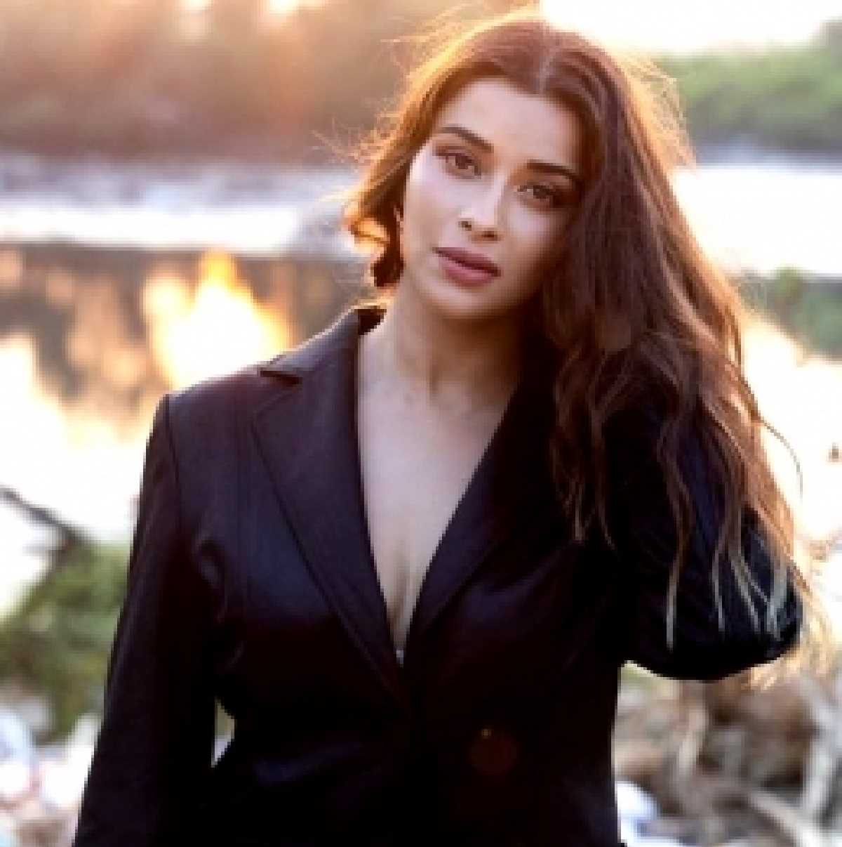 खतरों के खिलाड़ी 13: न्यारा ने की जमकर खरीदारी खतरों के खिलाड़ी 13: न्यारा ने की जमकर खरीदारी