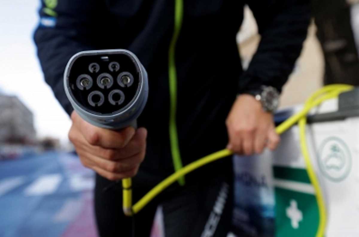 पीएम मोदी ने इलेक्ट्रिक वाहन अपनाने पर दिया जोर