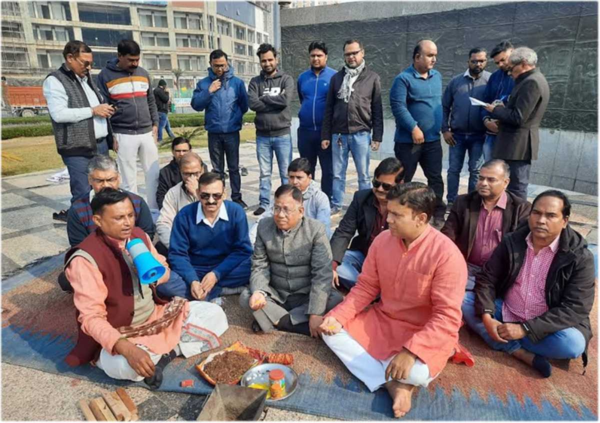 घर खरीदारों ने साल के पहले दिन प्राधिकरण व बिल्डर के सद्बुद्धि के लिए किया हवन