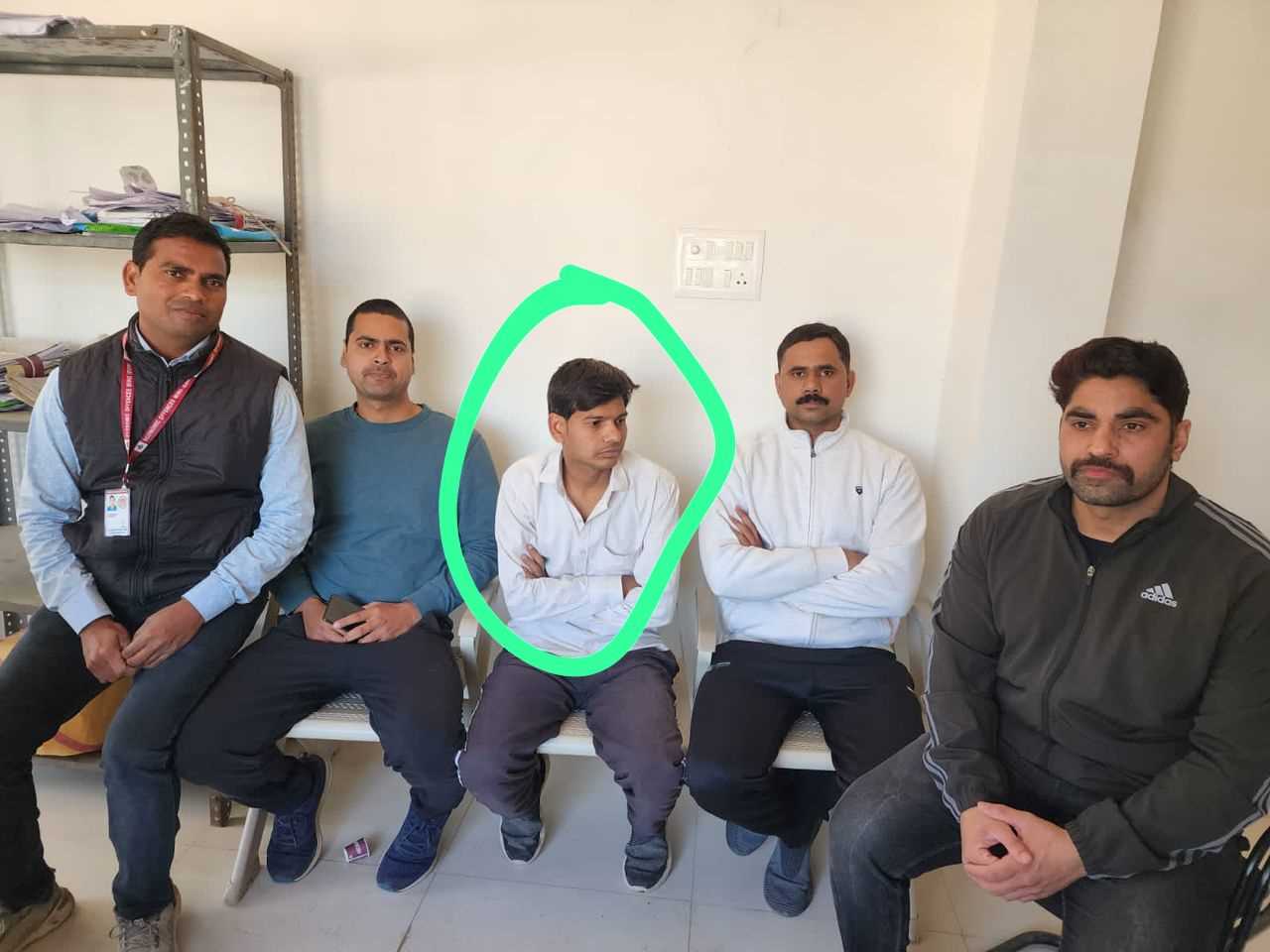 सैलून पर रिश्वत लेते रोजगार सहायक गिरफ्तार, काम के बदले मांग रहा था 11 हजार