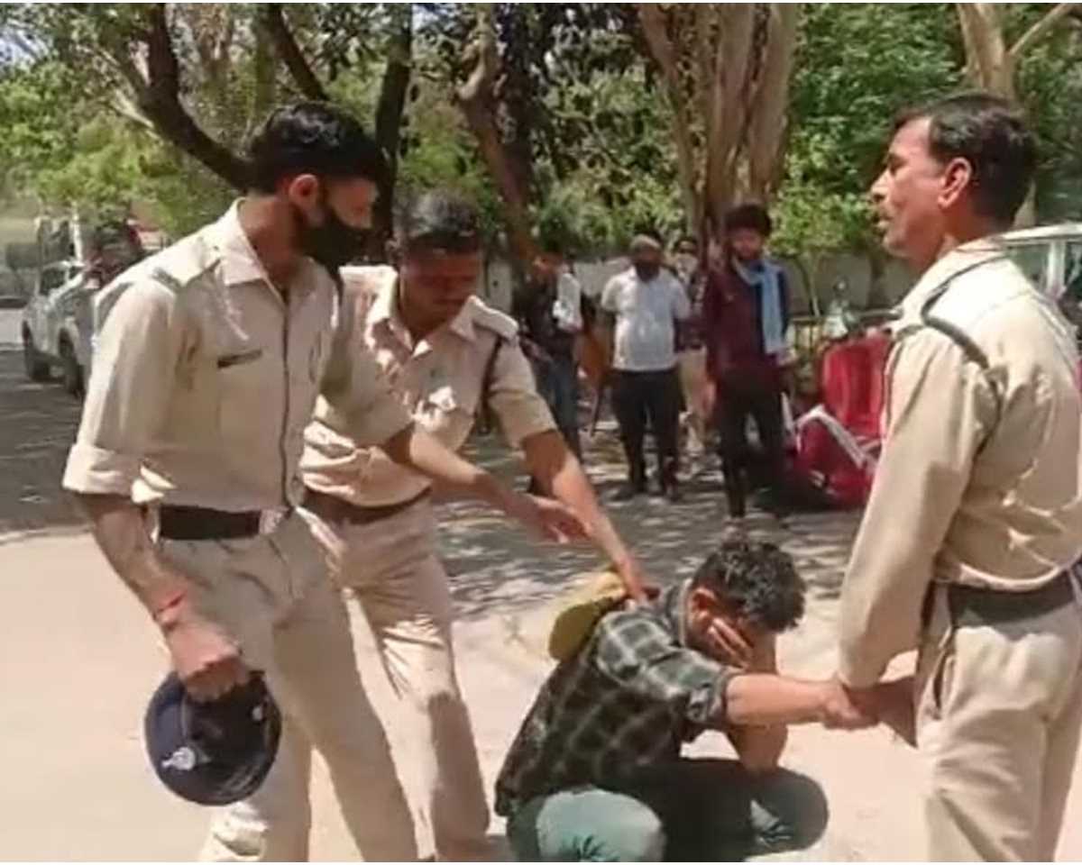 युवक ने जनसुनवाई में किया आत्मदाह का प्रयास, पुलिस की कार्यप्रणाली सवालों के घेरे में युवक ने जनसुनवाई में किया आत्मदाह का प्रयास, पुलिस की कार्यप्रणाली सवालों के घेरे में