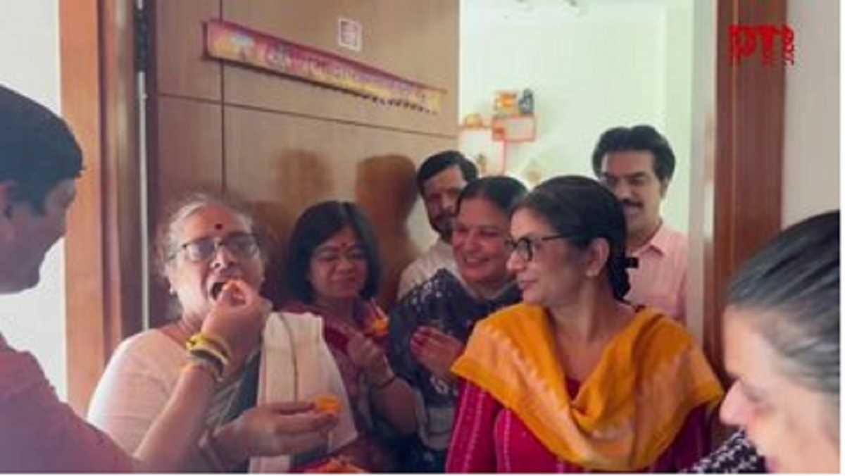 सिसोदिया की बेल पर आप दफ्तर में बंटी मिठाई, परिवार में भी खुशी की लहर सिसोदिया की बेल पर आप दफ्तर में बंटी मिठाई, परिवार में भी खुशी की लहर