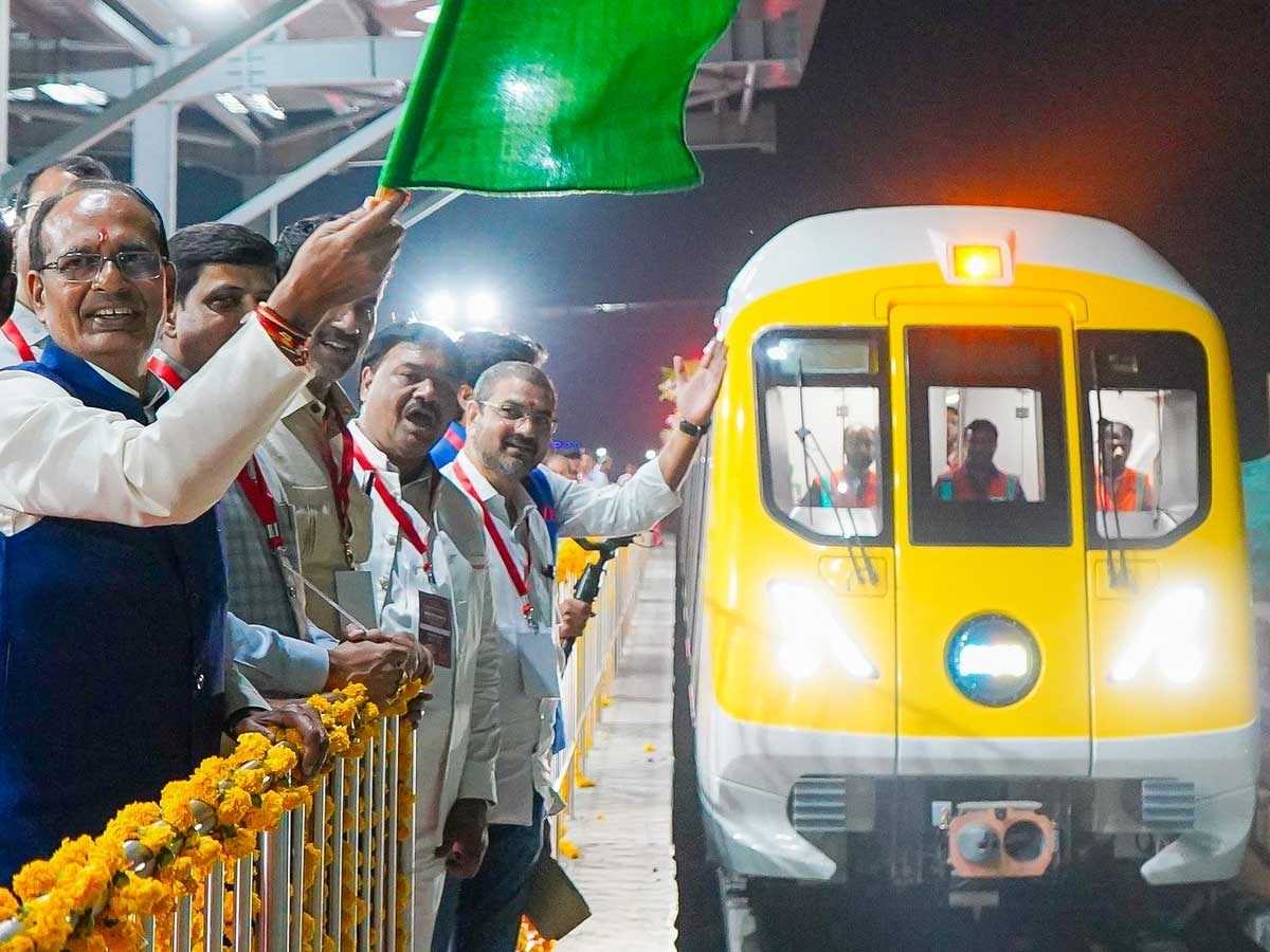 भोपाल में दौड़ी मेट्रो, शिवराज ने हरी झंडी दिखाने के बाद की सवारी