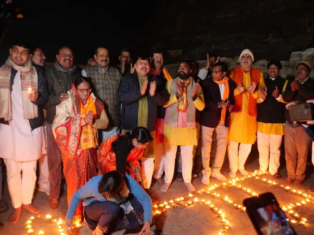 ऊर्जा मंत्री तोमर के नेतृत्व में शहरवासियों ने एक साथ 11 हजार दीप प्रज्ज्वलित किए