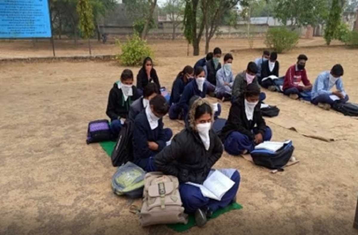 देहरादून में सरकारी स्कूलों के बच्चों के धूप में बैठकर पढ़ाई करने पर लगा बैन