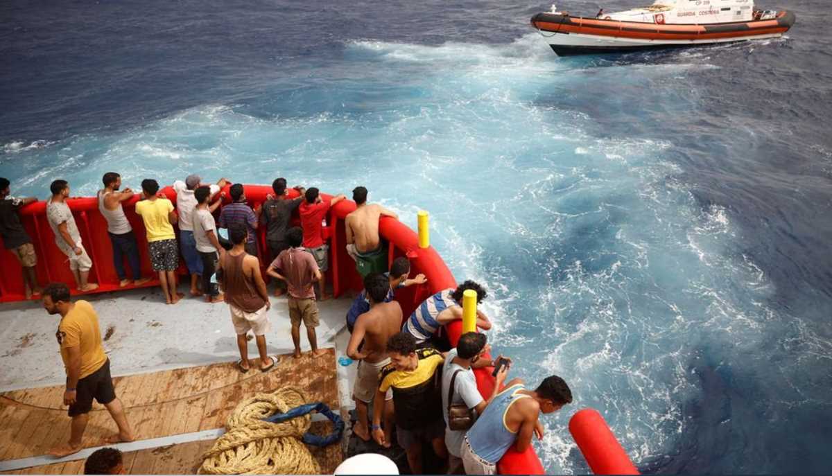 इटली में नाव पलटने से दो प्रवासी की मौत, 30 लापता