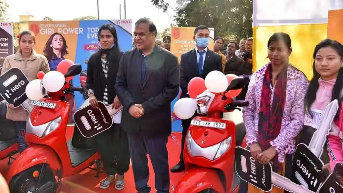 असम ने छात्रों को स्कूटर, साइकिल देने के लिए 425 करोड़ का निवेश किया : हिमंता