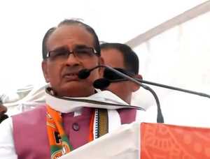 शिवराज को चुनाव प्रचार के लिए महिलाएं दे रहीं पैसे और गेहूं