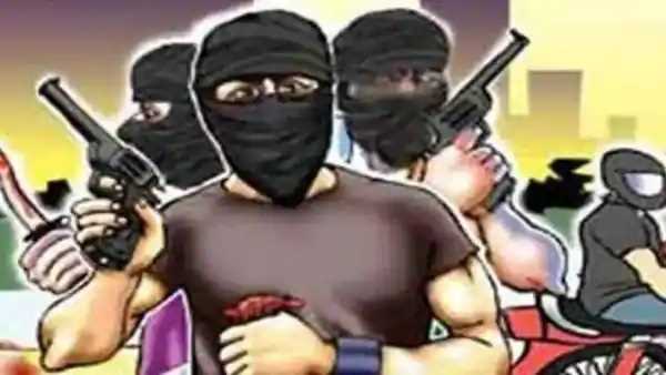 आगरा में बैंक स्टाफ को बंधक बनाकर 57 लाख की लूट