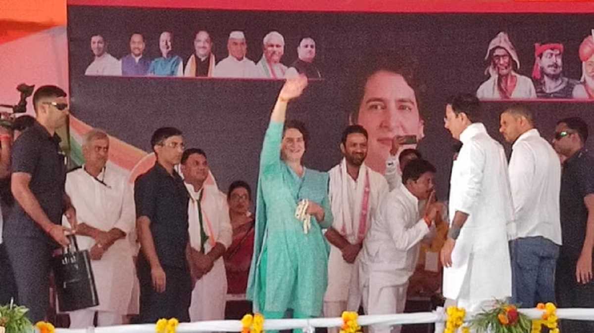 प्रियंका गांधी ने साधा मोदी पर निशाना, व्यापमं का मुद्दा उठा कर बोलीं- राजा जा रहा है प्रियंका गांधी ने साधा मोदी पर निशाना, व्यापमं का मुद्दा उठा कर बोलीं- राजा जा रहा है