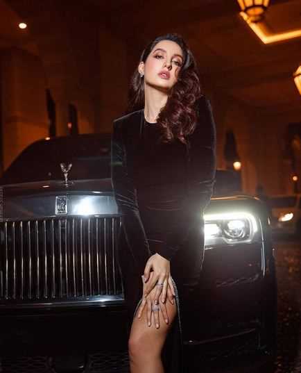 ब्लैक ड्रेस में नोरा फतेही का ग्लैमरस अंदाज