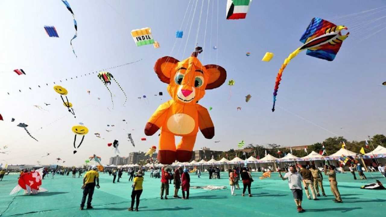 जयपुर में मकर संक्रांति पर सुबह से पतंगबाजी का दौर शुरू